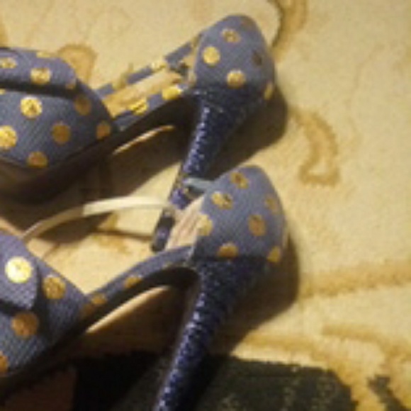 Shoes - Picture 4 of 8